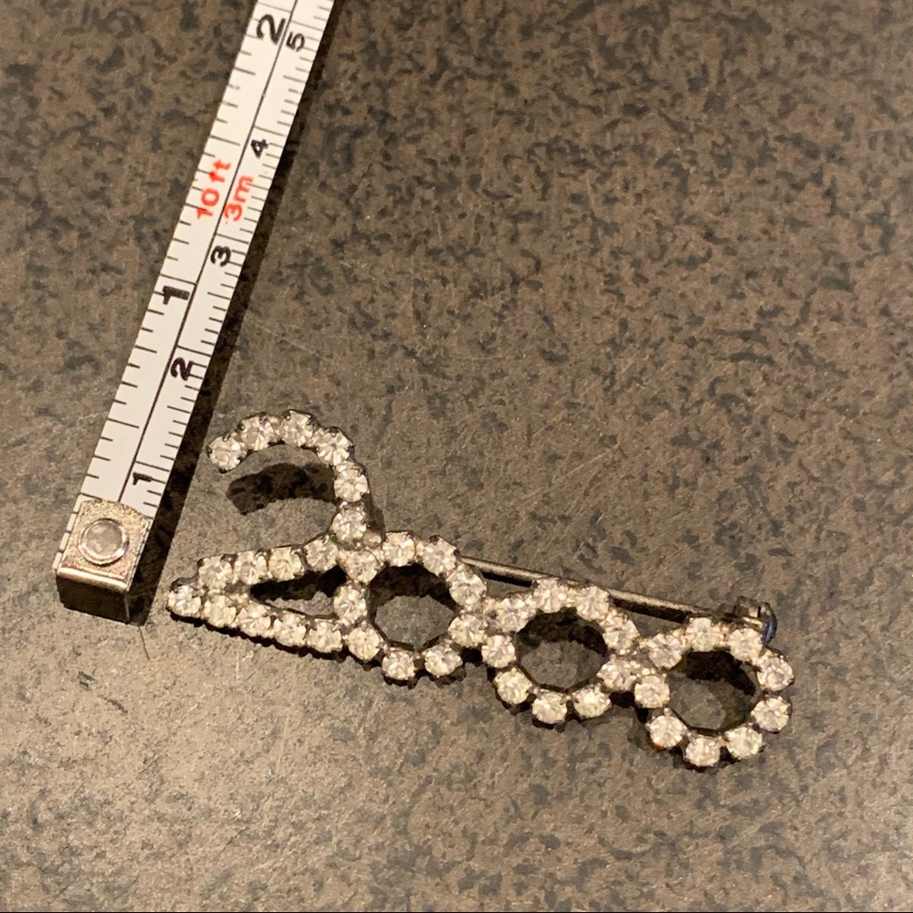 🎁‼️ Jeweled 2000 Brooch - Picture 2 of 3